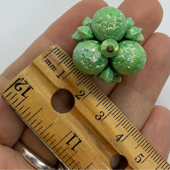 VTG GREEN BEADED EARRINGS CLIP MADE IN AUSTRIA MOLDED CELLULOID PLASTIC SHIMMER - Picture 5 of 7